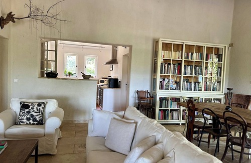Joucas House | Mas Très Confidentiel, near Gordes, beautiful view of the Luberon mountains