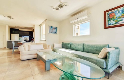 Bat Yam Apartment | Masaryk Musk in Bat Yam