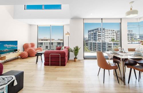 Mascot Apartment | Mascot Spacious Loft Apt Near Train