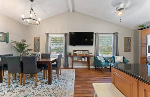 Mason House | Mason 3 bedroom Oasis! Walking distance to Deerfield shopping and restaurants!