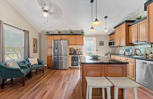 Mason House | Mason 3 bedroom Oasis! Walking distance to Deerfield shopping and restaurants!