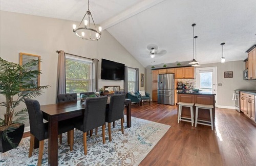 Mason House | Mason 3 bedroom Oasis! Walking distance to Deerfield shopping and restaurants!