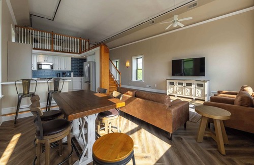 East Price Hill Apartment | Mason's View - Above Coffee Shop! Cincy Hilltop