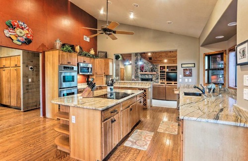 Torreon House | Massive Show Low Cabin with Deck - 3 Miles to Lake!