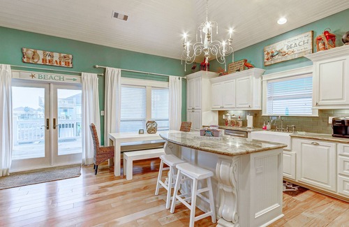 Port Bolivar House | Massive Swimspa ~ Ocean Views ~ Short walk to beach ~ Starlink Internet ~ Games