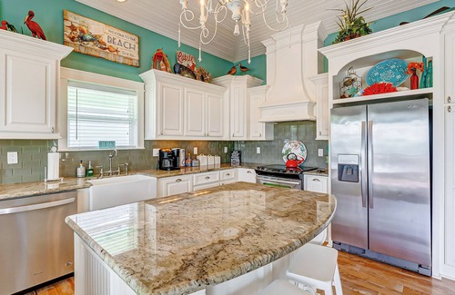 Port Bolivar House | Massive Swimspa ~ Ocean Views ~ Short walk to beach ~ Starlink Internet ~ Games