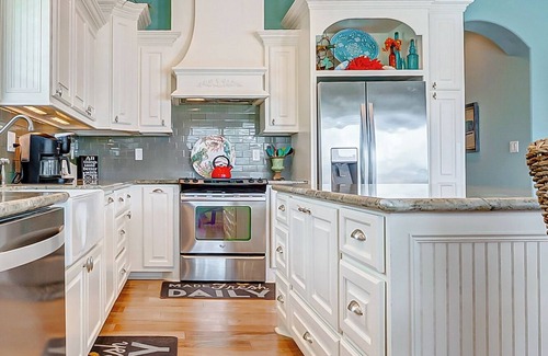 Port Bolivar House | Massive Swimspa ~ Ocean Views ~ Short walk to beach ~ Starlink Internet ~ Games