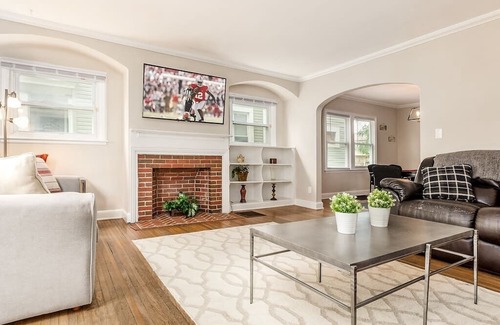 University District House | Massive Updated 6BR Near Everything Sleeps 20!