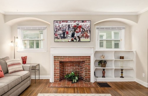 University District House | Massive Updated 6BR Near Everything Sleeps 20!