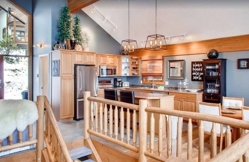 Big White Ski Resort House | Massive Views, Ski-In/Out *Nordic Spa - Hot Tub & Sauna* BBQ, Games, Sleeps 12