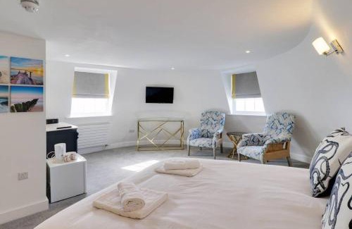 Old Town Hastings Apartment | master accommodation suite 11 sea view