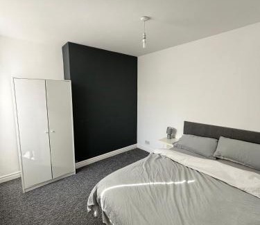 Anfield House | Master bedroom in Anfield