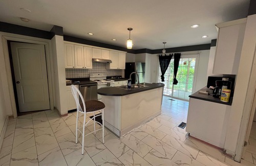 Richmond House | Master bedroom in Richmond's West End - zip code 23294