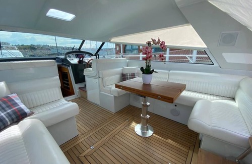 Trieste City Centre Boat Rental | MASTER BEDROOM WITH BATHROOM ON EXCLUSIVE YACHT IN DOWNTOWN TRIESTE