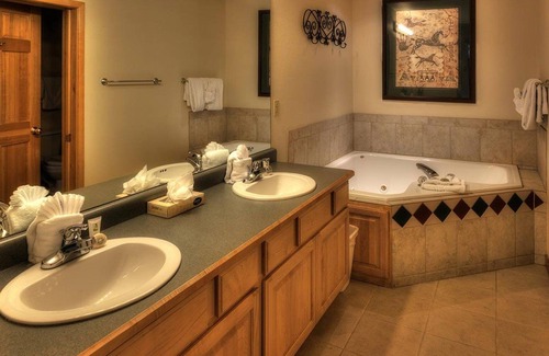 Four O'Clock Villa | Master Suite: Grand Timber Lodge @ Breckenridge CO