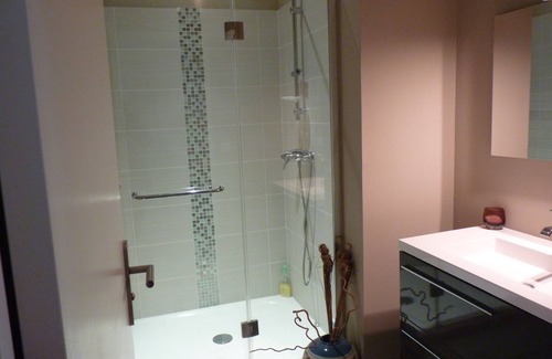 Saint-Nicolas House | Master suite with en-suite bathroom and breakfast at the home stay