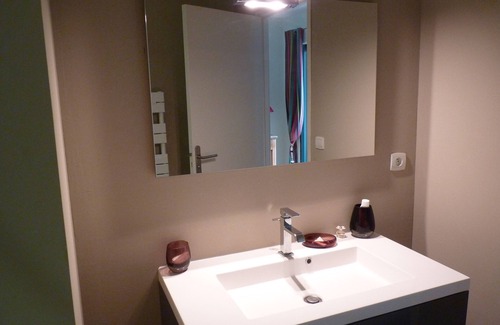 Saint-Nicolas House | Master suite with en-suite bathroom and breakfast at the home stay