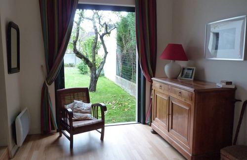 Saint-Nicolas House | Master suite with en-suite bathroom and breakfast at the home stay