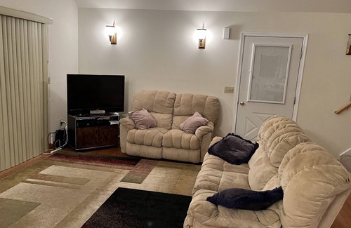 Lackawaxen Ski Chalet | Masthope Chalet walk to Pool and Ski Slopes Sleeps 12 with Game Room