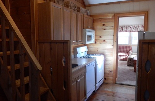 Rowland Cabin | MASTHOPE LOG CABIN Sleeps 7