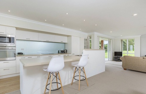 Matakana Cottage | Matakana Views - Matakana Holiday Home
