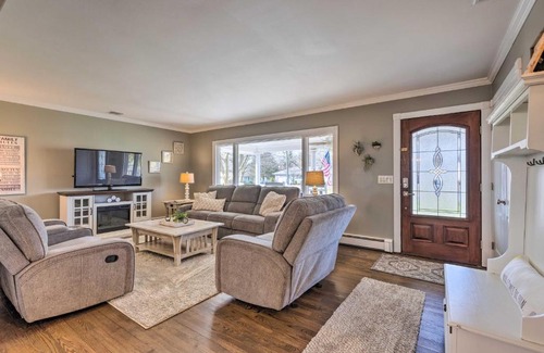 Mattituck House | Mattituck Home with Fireplaces - Near Wineries
