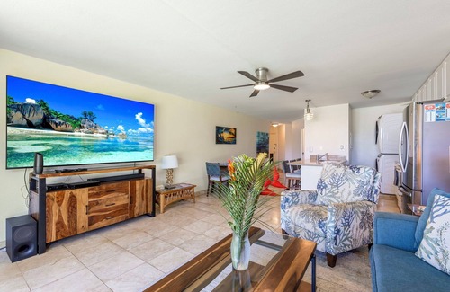 Kihei Apartment | Maui Sunset Getaway with Pool and Ocean View