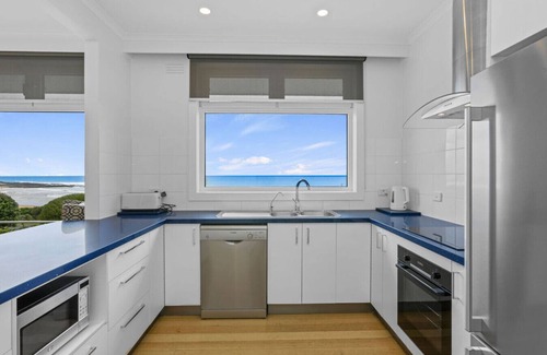 Skenes Creek House | MAVI BEACH HOUSE - Stylish home opposite beach