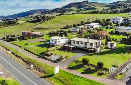 Skenes Creek House | MAVI BEACH HOUSE - Stylish home opposite beach