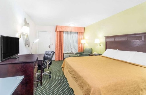 Lookout Valley Neighborhood Association Hotel | Maximum Comfort! Comes w/Free Parking, Pool, Short Drive to Coker Tire Museum!