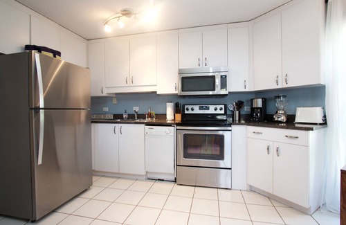 Seven Mile Beach Condo | May 3-8 AVAIL! Complete RENO 2023! Cayman Reef 36 SEA VIEW King Bed 65" TV