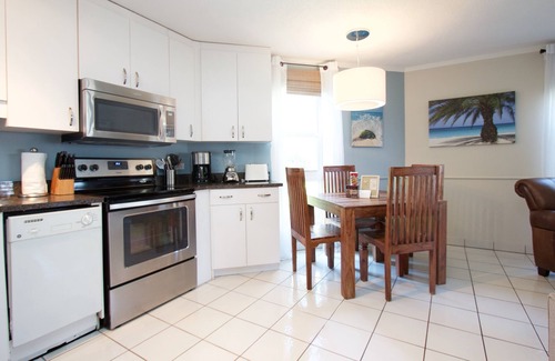 Seven Mile Beach Condo | May 3-8 AVAIL! Complete RENO 2023! Cayman Reef 36 SEA VIEW King Bed 65" TV