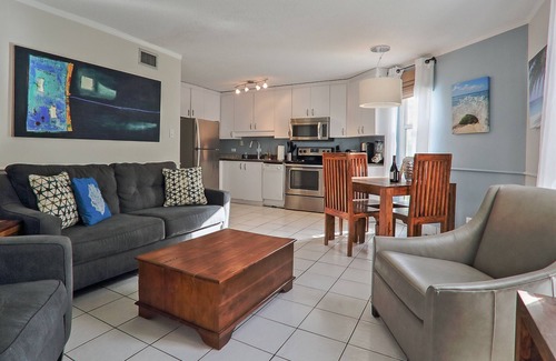 Seven Mile Beach Condo | May 3-8 AVAIL! Complete RENO 2023! Cayman Reef 36 SEA VIEW King Bed 65" TV