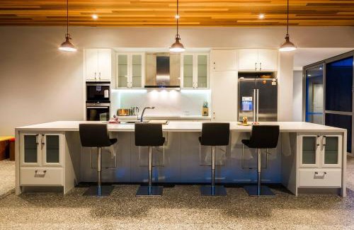 Dunsborough House | Maybrook - Minutes from Meelup Beaches and Dining