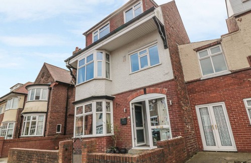 Bridlington Cottage | MAYFIELD SANDS, pet friendly, with a garden in Bridlington