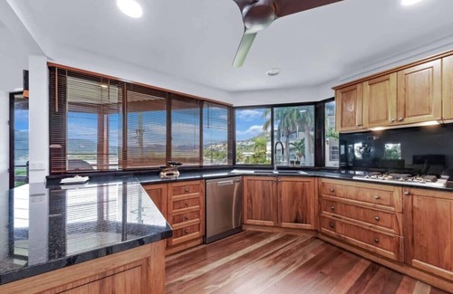 Airlie Beach House | Mazlin House, Airlie Beach Waterfront Holiday Home *Fantastic Waterfront Pool!*