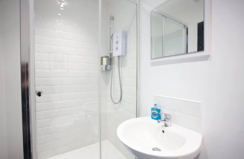 Liverpool Apartment | McCartney Suite, sleeps 12
