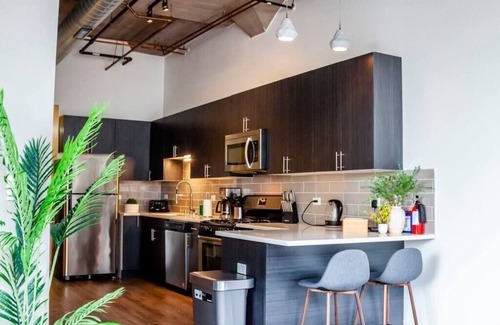 Prairie District Apartment | McCormick 3B/2Ba Corner Oasis for up to 10 guests