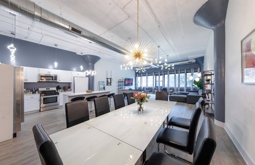 Near South Side Apartment | McCormick 5B/3Ba Luxury Suite for groups for up to 12 guests w/optional parking