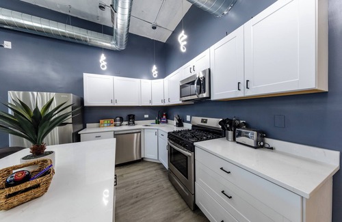 Near South Side Apartment | McCormick 6B/3Ba Luxury Suite for groups/12 guests