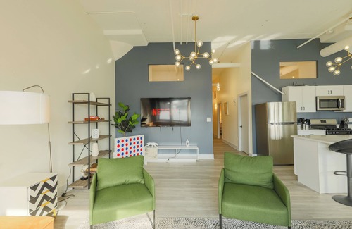 Near South Side Apartment | McCormick 6B/4Ba Luxury Suite for groups of up to 12 guests w/optional parking