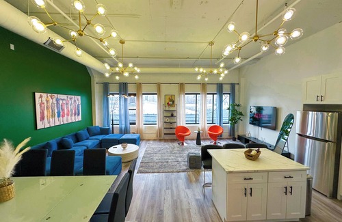 Near South Side Apartment | McCormick 6B/4Ba Luxury Suite for groups/12 guests