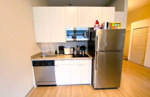 Near South Side Apartment | McCormick Oasis 2br/2ba with Optional Parking/Patio/Gym/sleeps 6
