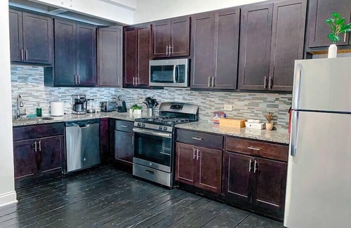 Near South Side Apartment | McCormick Pl HUGE 5Br with Pool table/Optional parking/sleeps 12
