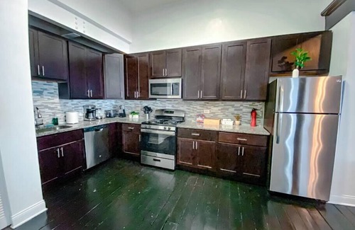 Near South Side Apartment | McCormick Pl HUGE 5Br with Pool table/Optional parking/sleeps 12