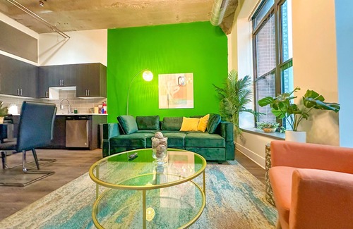Near South Side Apartment | McCormick Place 2b/2b family unit with optional parking for up to 8 guests
