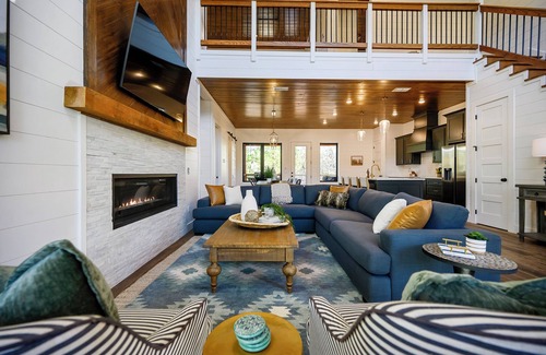 Broken Bow Cabin | McKay Pines - Luxury Creekside Cabin in Hochatown-Pet Friendly-Sleeps 8