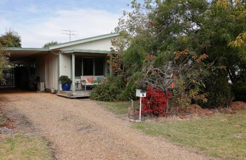 McCrae House | Mcrae retro beach house !