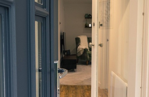 Oban House | Meadow Cottage, entire bungalow with private garden and driveway