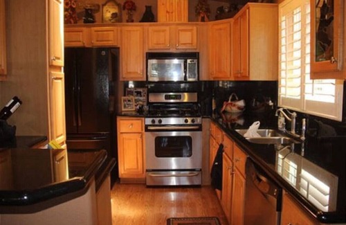 Peter Pan House | Meadow Retreat- Immaculate Log Style Cabin with Outdoor Spa!